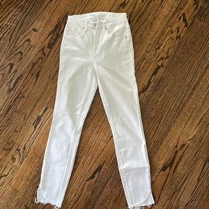 Good American white denim worn once 91% cotton 9% stretch so comfy size 2/26